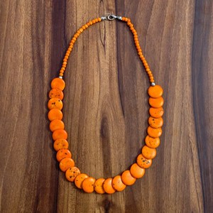 Collar llamativo de cuentas de disco de resina con manchas naranja atardecer - Product Image 5