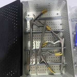 Juego de Instrumentos Ortopédicos Premium: Pinzas Quirúrgicas de Acero Inoxidable con Mangos Dorados en Bandeja de Esterilización - Product Image 2
