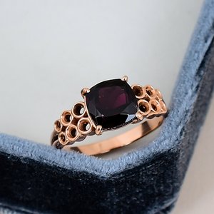Anillo con Granate de Mozambique Engastado en Oro Rosa sobre Plata de Ley 925, Anillo Vintage con Gema y Banda Floral Ornamentada - Product Image 1