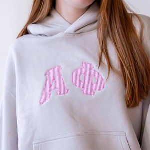 Sudadera con Capucha Extra Grande Rosa con Logotipo Frontal de Letras Griegas Bordadas, Material de Felpa, Manga Regular, Corte Unisex - Product Image 5