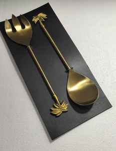 Ensemble de 2 saladiers en acier inoxydable avec finition laiton antique et motif de feuilles de laiton sur la extrémité d'une poignée - Product Image 1