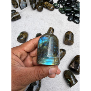 Figurine artisanale en labradorite bleue naturelle chatoyante, forme libre, durable – Décoration d'intérieur, cadeau d'affaires, objet d'art - Product Image 4