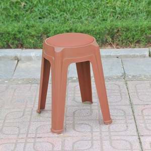 Le tabouret en plastique rembourré de couleur marron - La chaise de jardin confortable, compacte et élégante - Product Image 1
