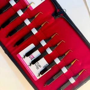 Pince à épiler de précision GETUP BROSONS IMPEX en acier inoxydable, à pointe lisse, avec découpe Scorpion à 90 degrés, revêtement noir en poudre et pointe dorée - Product Image 4