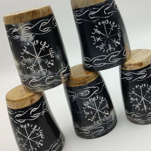 Vasos de chupito de cuerno de buey grabados a mano blancos únicos hechos por Tayyab Handicraft - Product Image 1