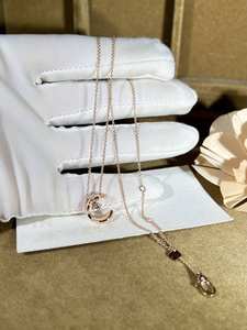 สร้อยคอจี้เพชรโมอิสซาไนต์ทรงพระจันทร์หรูหราจาก ZAWO HOUSE ประดับด้วยกรอบแบบ Claw Setting ชุบทองคำสีกุหลาบบนเงินแท้ 925 พร้อมสายคล้องคอแบบ Clavicle Chain - ของขวัญสำหรับทุกเพศ - Product Image 2