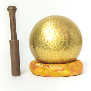Bol chantant en bronze artisanal Ali, sculpté et gravé, diamètre 10 cm, style tibétain, pour méditation et sonothérapie, avec coussin - Product Image 4