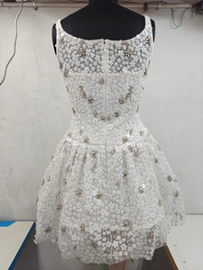 Mini robe de mariée blanche avec cape amovible, ornée à la main de sequins floraux et de strass sur un tissu antistatique - Product Image 4