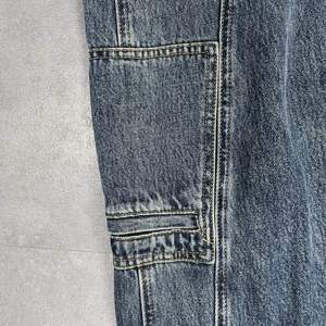 Jean cargo imprimé bleu clair délavé, coupe droite, taille haute, poids moyen, respirant, style streetwear et campus, 100% coton - Product Image 5