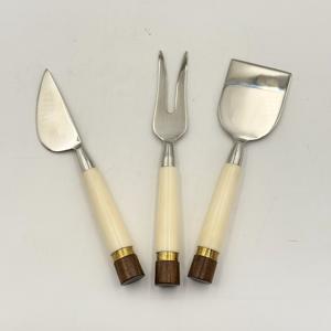 Nuevo juego de 3 cuchillos para queso de acero inoxidable con mangos de resina multicolor, juego de herramientas de cocina modernas para rebanar, cortar y untar. - Product Image 2