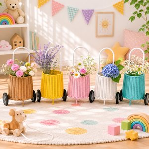 Chariot de rangement en rotin fait main, panier à jouets tissé avec poignée en métal et roulettes pour la décoration de la maison et de la chambre d'enfant - Product Image 6