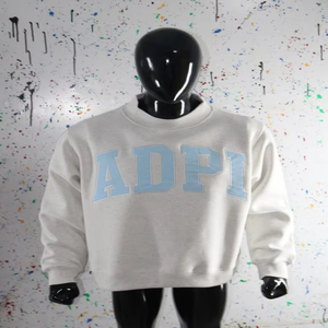 Adpi เสื้อกันหนาวคอใหญ่สีเทาอมอมเทา100% เสื้อกันหนาวคอกว้างปักผ้าปะสีฟ้า - Product Image 1