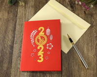 Gros Lucky Cat 3D popup salutation dans une carte vierge avec enveloppe et note du Vietnam HMG à Happy New Year Tet Holiday.