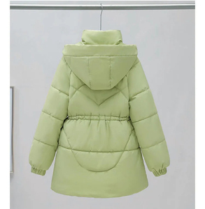 Veste d'hiver longue matelassée pour femme avec logo personnalisé, capuche et fermeture éclair, couleur verte unie, épaisse, en duvet, doudoune - Product Image 2