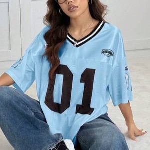 Maillot de football américain streetwear 2026 personnalisé avec logo, bleu ciel, coupe oversize, en mesh respirant, style hip-hop, pour hommes et femmes, col en V, entraînement Y2K - Product Image 3