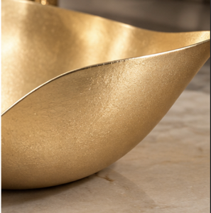 Bol de service en métal doré sculpté de luxe avec bords incurvés en forme de pétales, centre de table décoratif pour bonbons, noix et snacks - Product Image 2