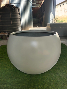 กระถางต้นไม้ทรงกลม ไฟเบอร์กลาส น้ำหนักเบา ทนทาน ดีไซน์ทันสมัย คลาสสิก สำหรับแขวน ตกแต่งบ้าน ใช้ภายนอกอาคาร ผลิตโดย KNT Creations รุ่น Maharashtra - Product Image 2