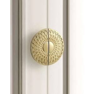 Manija de puerta metálica de calidad lujosa que demuestra que los pequeños detalles pueden marcar una diferencia poderosa en el diseño. - Product Image 5