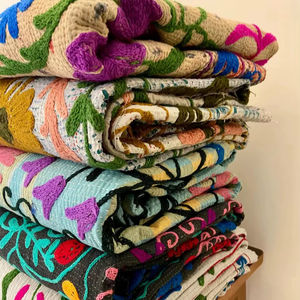 Colcha Kantha de Algodón Bordada con Diseño Suzani, Manta Kantha Vintage - Product Image 1