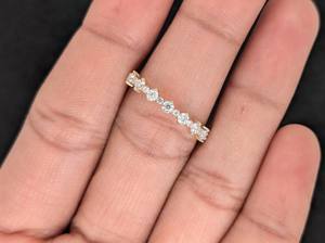 แหวนแต่งงานแบบครึ่งวงประดับมอสซาไนต์ทรงกลม 0.40 กะรัต, วงแหวนทองคำแท้ 14k สีเหลือง, ฝังเพชรแบบ Pave, ของขวัญวันครบรอบสำหรับผู้หญิง - Product Image 3