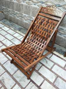 Fauteuil Ezi en bois de sheesham massif, meuble de salon traditionnel fait main avec finition naturelle pour salon, séjour et maison - Product Image 1