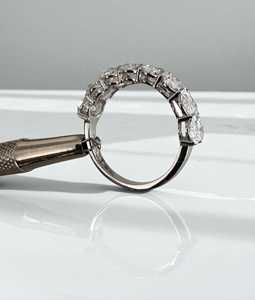 Anillo de Compromiso y Eternidad de Oro Sólido de 14K y 18K con Diamantes Sueltos Ovalados Cultivados en Laboratorio con Certificación IGI E/F VS1 para Mujer - Product Image 3