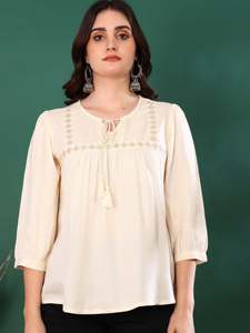 เสื้อท่อนบนผ้าเรยอนสีพีชสำหรับผู้หญิง ทรงปกติ ปักลาย ตกแต่งด้วยแขนสามส่วนและคอรูรูปทรงกุญแจ ออกแบบมาเพื่อการสวมใส่ลำลองแบบสากล - Product Image 2