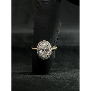 Anillo de compromiso de diamante blanco de corte ovalado en oro amarillo macizo con halo de pavé redondo brillante y banda lisa clásica con engaste de puntas. - Product Image 4