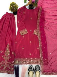 Ensemble haut en crêpe de soie, sharara et dupatta, richement brodé et orné de sequins, style Bollywood, pour soirée. - Product Image 5