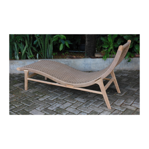 Découvrez la relaxation ultime avec notre chaise longue en teck, fabriquée en bois de teck durable et en rotin synthétique tressé. - Product Image 2