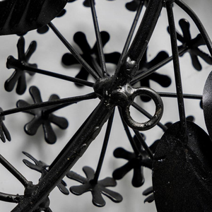Couronne florale murale en métal artisanal, sculpture de luxe en fer forgé avec fleurs et feuilles, décoration moderne pour jardin et maison, ornement suspendu - Product Image 4