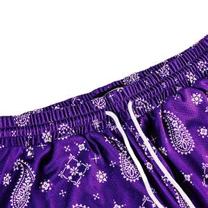 Shorts de baseball pour hommes en tissu paisley violet, décontractés, avec cordon de serrage et taille élastique, pour un usage quotidien - Product Image 3