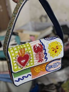 Mini sac à bandoulière artistique en perles Sacré-Cœur - Product Image 1