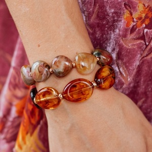 Bracelet en résine contemporain avec design exclusif fait main, accessoire de mode pour les marques de style de vie moderne - Product Image 2