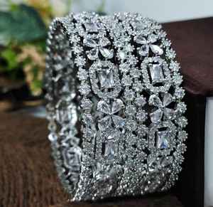 Bracelet en laiton pour femme, style vintage, gravé et ajustable, bijou fantaisie pour les fêtes et les mariages, vente en gros - Product Image 3