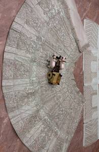 ชุดเลเฮนกาโชลีแบบวินเทจพร้อมผ้าคลุมไหล่ลายผีเสื้อ ตกแต่งด้วยงานปักเลื่อมและลายปักแบบวิชนู เค ดีไซน์ส์ ความยาวระดับพื้น เหมาะสำหรับงานแต่งงาน - Product Image 6