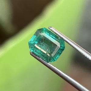 Esmeraldas Naturales de Zambia, Peso 1.74 Quilates, Gema de Esmeralda Natural de Zambia, Corte Octogonal Verde Intenso, Gema Suelta Facetada para Joyería - Product Image 1