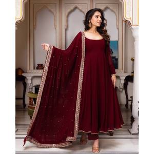 Ensemble robe, pantalon et dupatta de créateur, coupe trapèze, col bateau, en mousseline avec superposition transparente et taille naturelle, pour tenue de soirée - Product Image 4