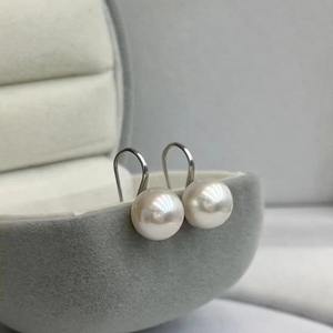 Pendientes de Plata de Ley S925 con Perlas Negras Naturales de 10-9 mm, con Acabado Brillante de Espejo, Ligeros y Delicados, con un Estilo Sencillo y Moderno - Product Image 1