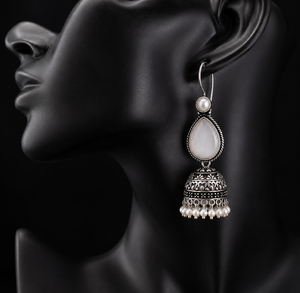 Pendientes de Araña Vintage de Latón Plateado con Perlas de Imitación y Piedra Monalisa, Diseño Indio Hecho a Mano para Fiestas y Eventos de Mujer - Product Image 2