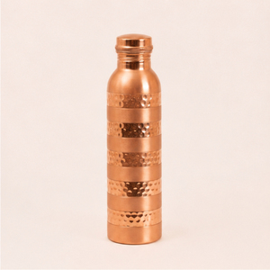 Botella de Agua de Cobre Puro al por Mayor de la India con Acabado Martillado a Rayas, a Prueba de Fugas, para Bebidas Ayurvédicas, Yoga, Gimnasio y Oficina - Product Image 1