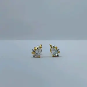 Elegantes Pendientes de Oro Blanco y Amarillo con Piedra Brillante de Corte Redondo, Joyería Fina Moderna y Minimalista, Regalo para Ella - Product Image 1