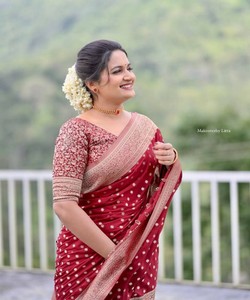 Sari de seda rojo con borde dorado, vestido de boda tradicional indio para mujer, largo hasta el suelo, estilo Banarasi, sari drapeado. - Product Image 4