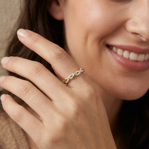 Anillo de Compromiso Clásico con Diamante de Laboratorio de Corte Brillante Redondo de 1.00 Ct, Claridad VS1, Color F, Oro Amarillo de 10k, Diseño Trenzado, IGI - Product Image 4