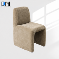 Chaise de salle à manger sans accoudoirs DM Custom Fabric avec rembourrage doux en cuir PU et support métallique pour les acheteurs en gros
