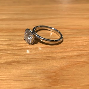 Bague de fiançailles en or blanc avec diamant taille coussin de 2 carats, style classique, pour femme, diamant naturel certifié GIA. - Product Image 3