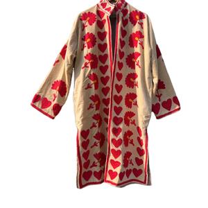 Chaqueta larga de terciopelo SUZANI con bordado floral tradicional de alta calidad. |   Abrigo de invierno bohemio con bordado floral a precio de mayoreo - Product Image 1