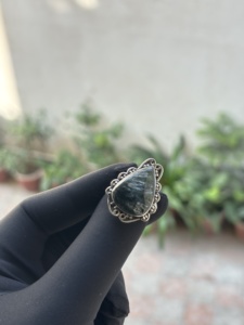 Bague de fiançailles et de mariage fantaisie en argent sterling 925 avec séraphinite verte naturelle taille poire, sertie clos, faite à la main - Product Image 2
