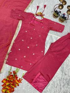 Conjunto Kurti Palazzo Rosa para Mujer con Dupatta – Traje Étnico Bordado para Fiestas y Bodas - Product Image 5
