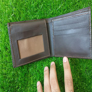 Cartera de Cuero Marrón Premium, Diseño a Cuadros Elegante, Cartera Bifold para Hombre, Múltiples Ranuras para Tarjetas con Ventana para Identificación, Opción Clásica y Duradera - Product Image 2